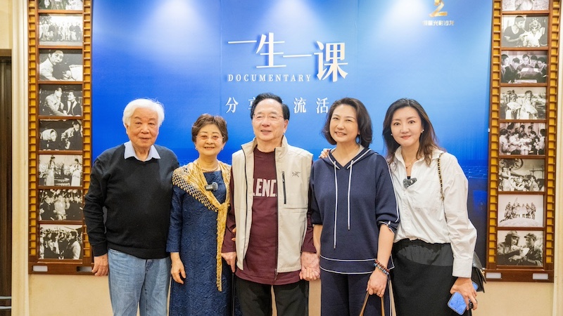 王圣民（左二）与陈钢（中）等嘉宾合影