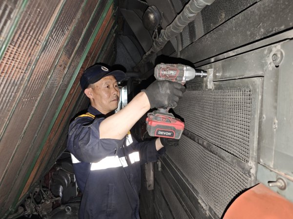 寻钱网 随“絮”而动给高原机车冷却单节组穿“纱衣”